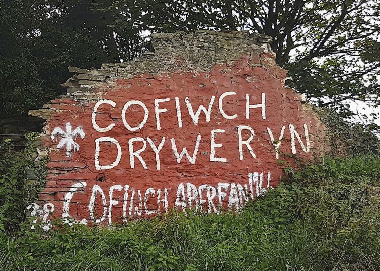 Remember Tryweryn, and the drowning of Capel Celyn. Photo of graffiti on a rock near Aberystwyth by Dafydd Tomos via Wikimedia