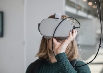 Education: girl wearing virtual reality device